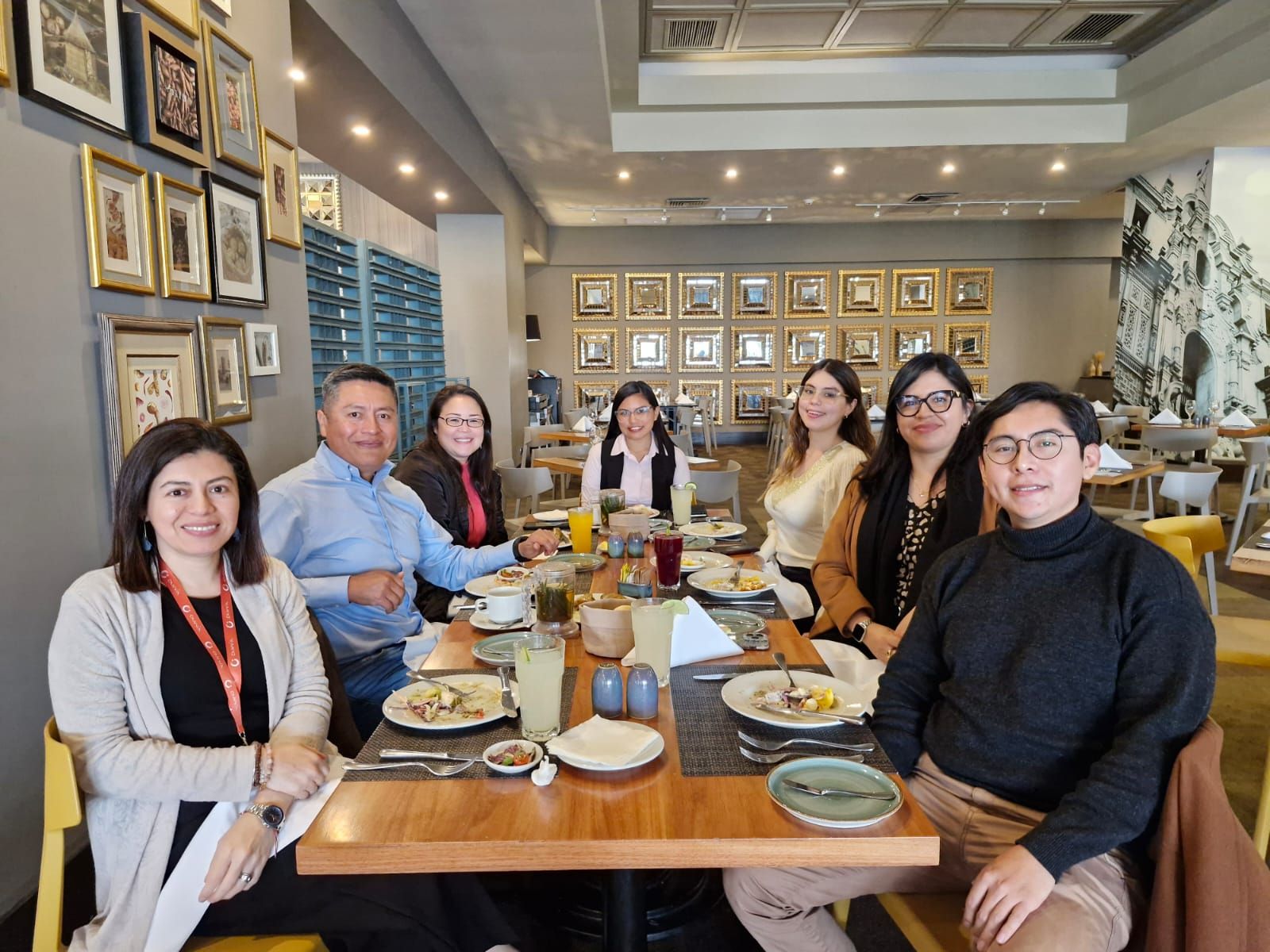 Almuerzo del equipo en un restaurante