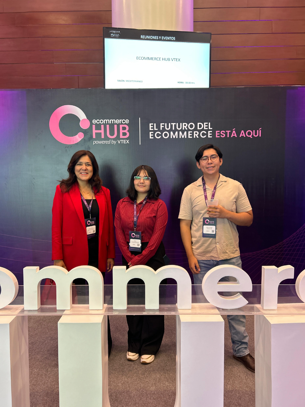 Tres asistentes en un evento corporativo